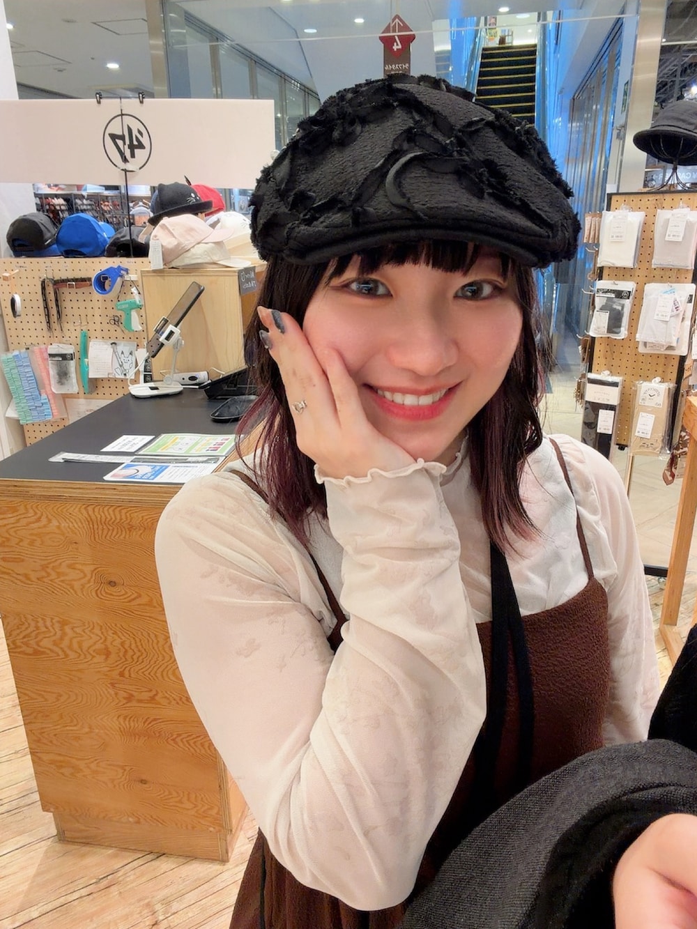 ホワイト系のTシャツ/カットソー、ブラウン系のワンピース、ベージュ系のジャケット/アウターを着用したレディースの春コーディネートの2枚目の写真