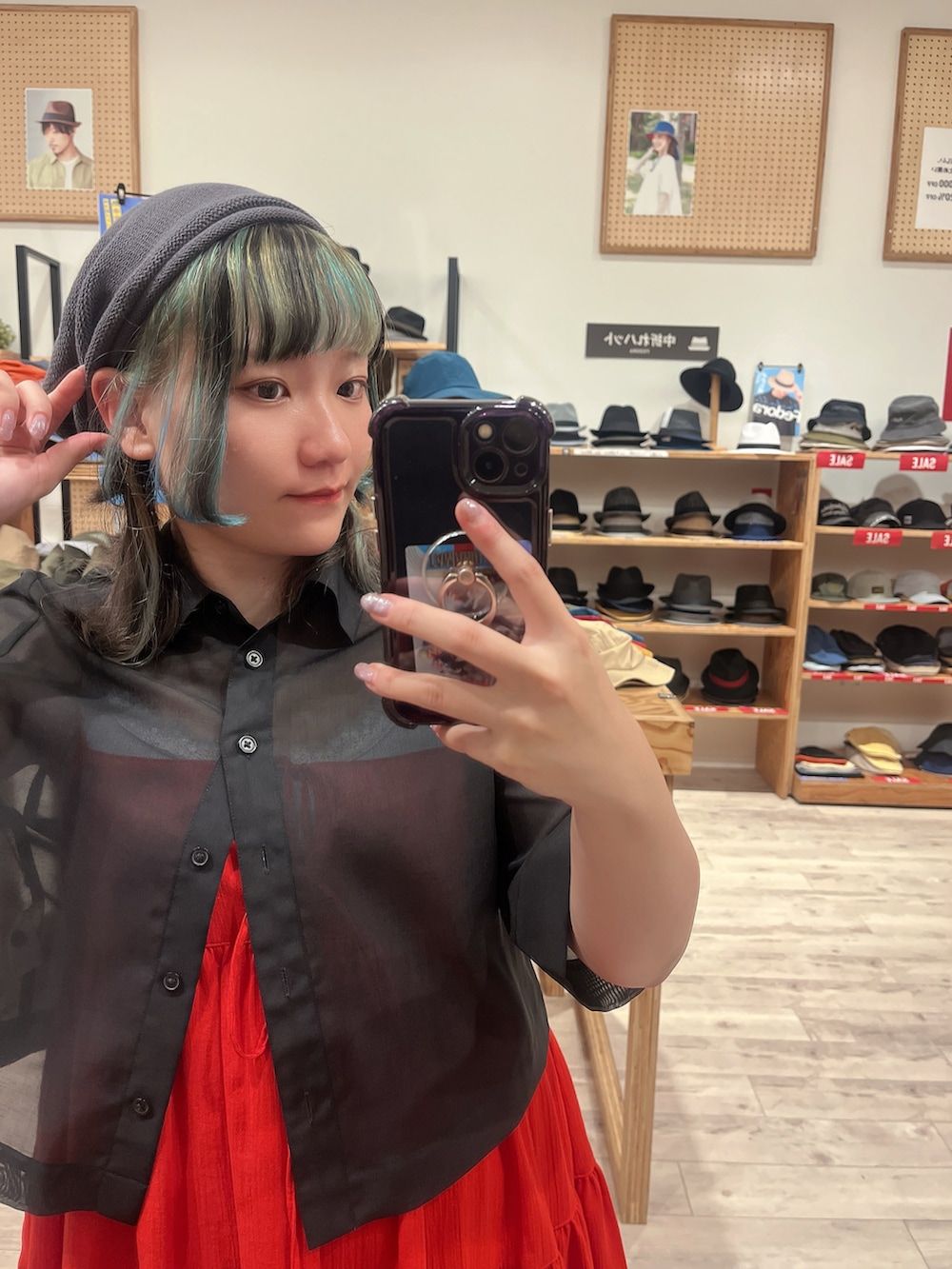 ブラック系のシャツ/ブラウス、レッド系のトップス、ホワイト系のその他パンツを着用したレディースの夏コーディネートの2枚目の写真