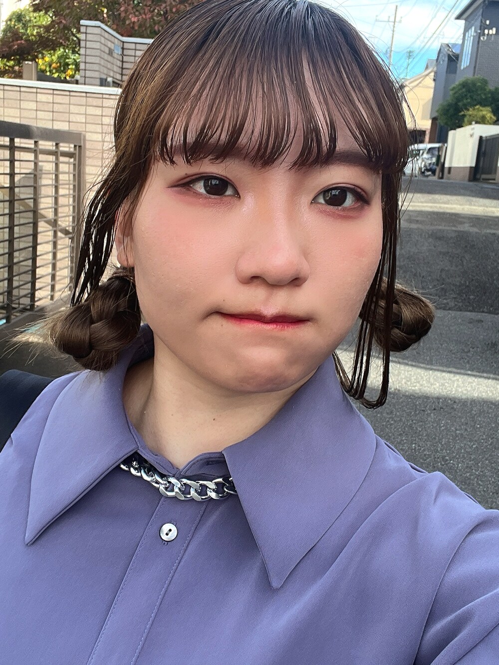 パープル系のシャツ/ブラウス、グレー系のスカート、ブラック系のブーツを着用したレディースの秋コーディネートの2枚目の写真