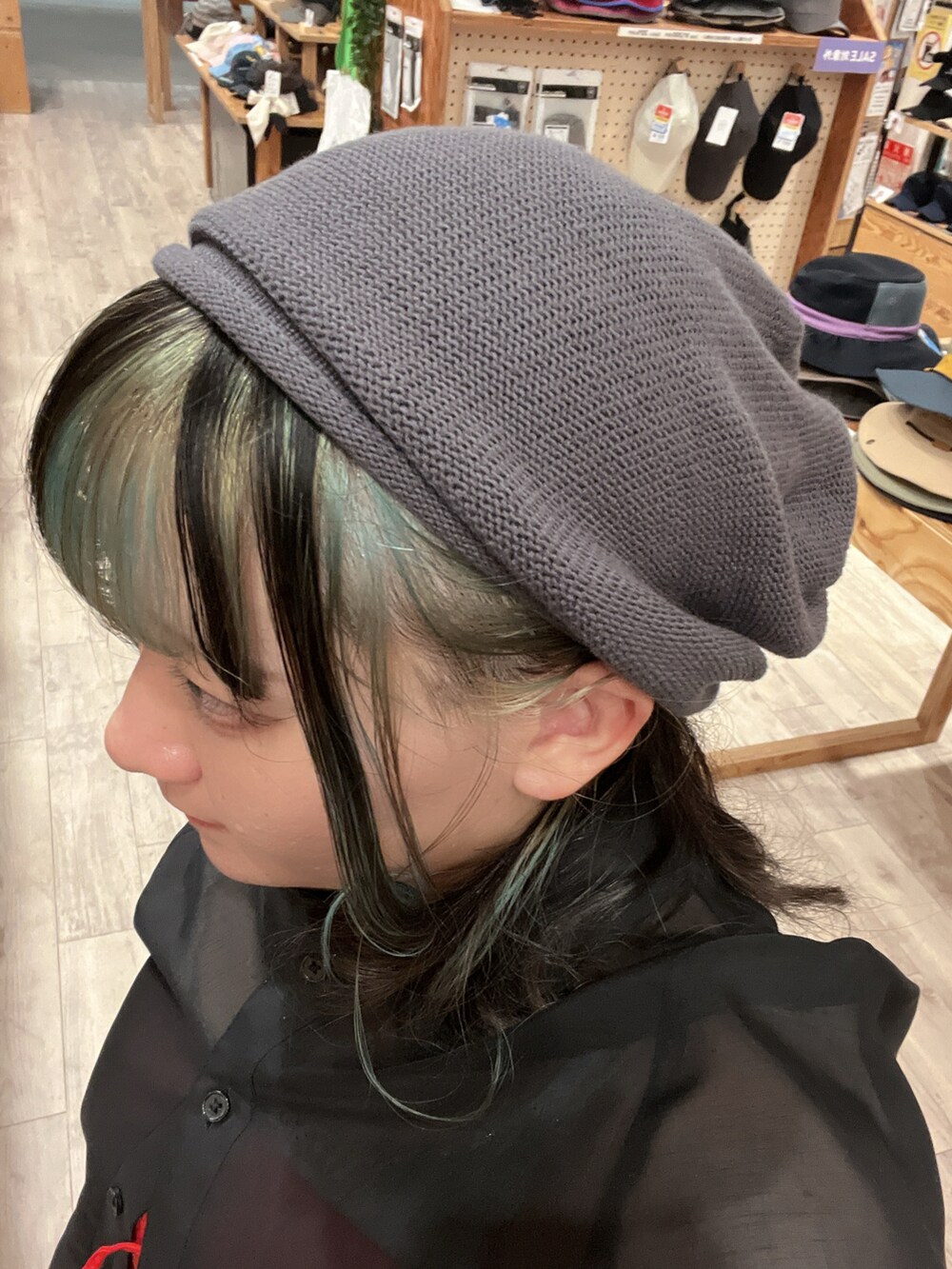 ブラック系のシャツ/ブラウス、レッド系のトップス、ホワイト系のその他パンツを着用したレディースの夏コーディネートの3枚目の写真