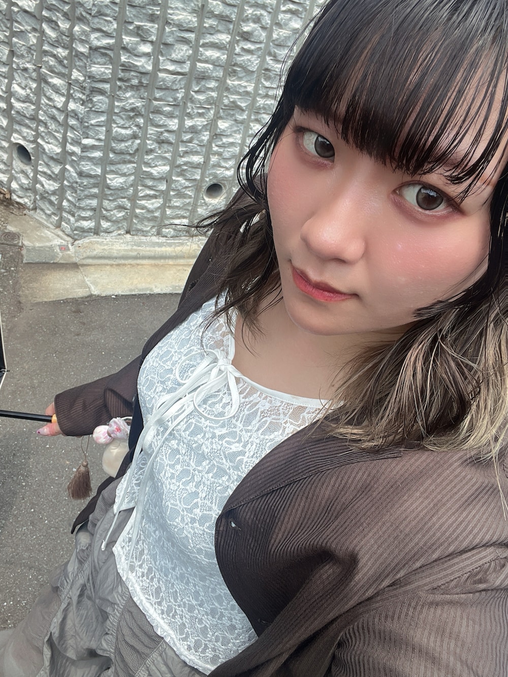 ブラウン系のシャツ/ブラウス、グレー系のその他パンツ、ホワイト系のカーディガン/ボレロを着用したレディースの夏コーディネートの2枚目の写真