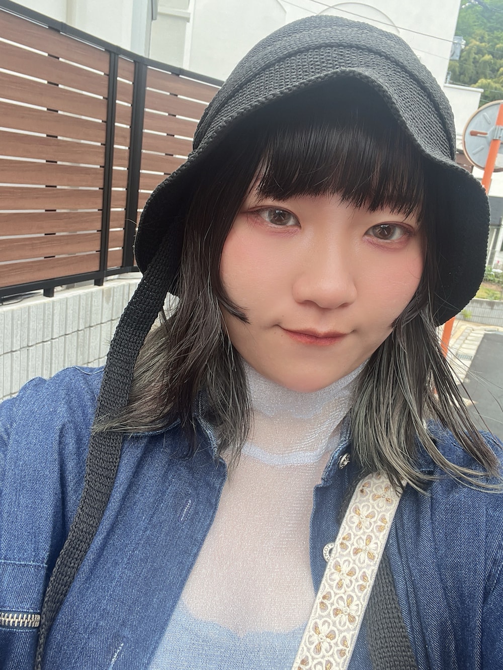 ブラック系のその他パンツ、グリーン系のキャップを着用したレディースの春コーディネートの2枚目の写真