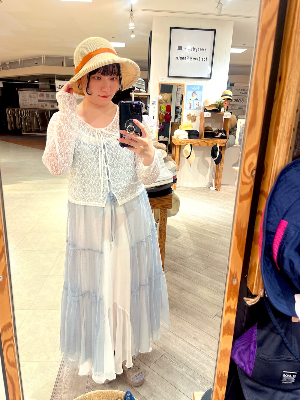 ホワイト系のカーディガン/ボレロ、ブルー系のヘアアクセサリーを着用したレディースの夏コーディネートの2枚目の写真