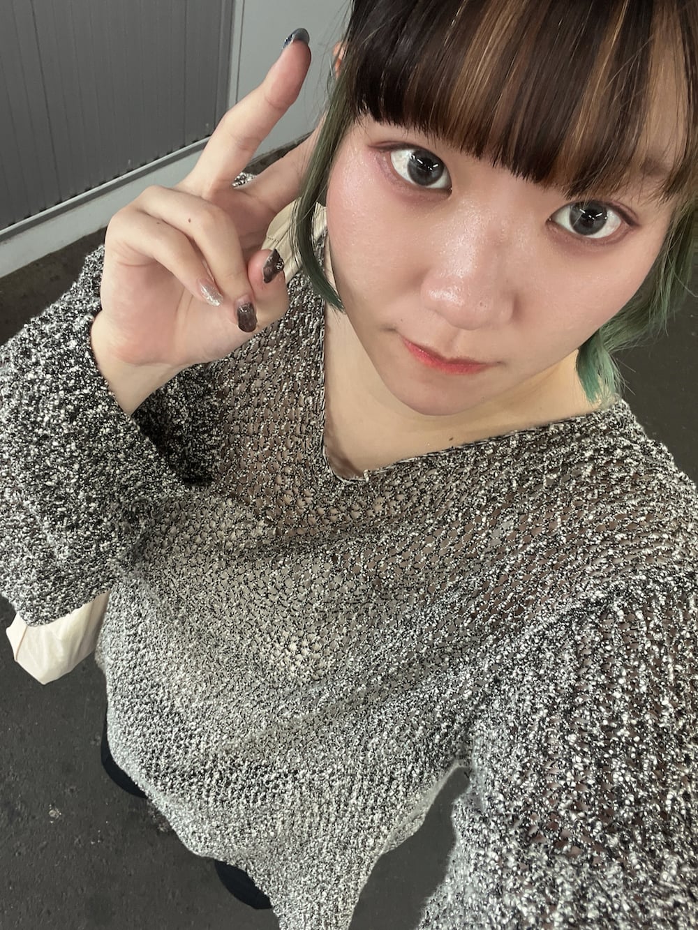 ブラック系のニット/セーター、ホワイト系のキャミソール、ブラック系のパンツを着用したレディースの夏コーディネートの2枚目の写真