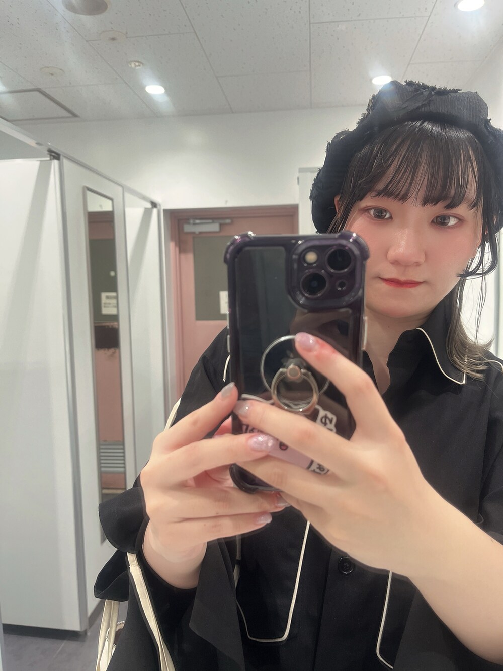 ブラック系のシャツ/ブラウス、ブラック系のその他パンツ、ブラック系のハンチング/ベレー帽を着用したレディースの夏コーディネートの2枚目の写真