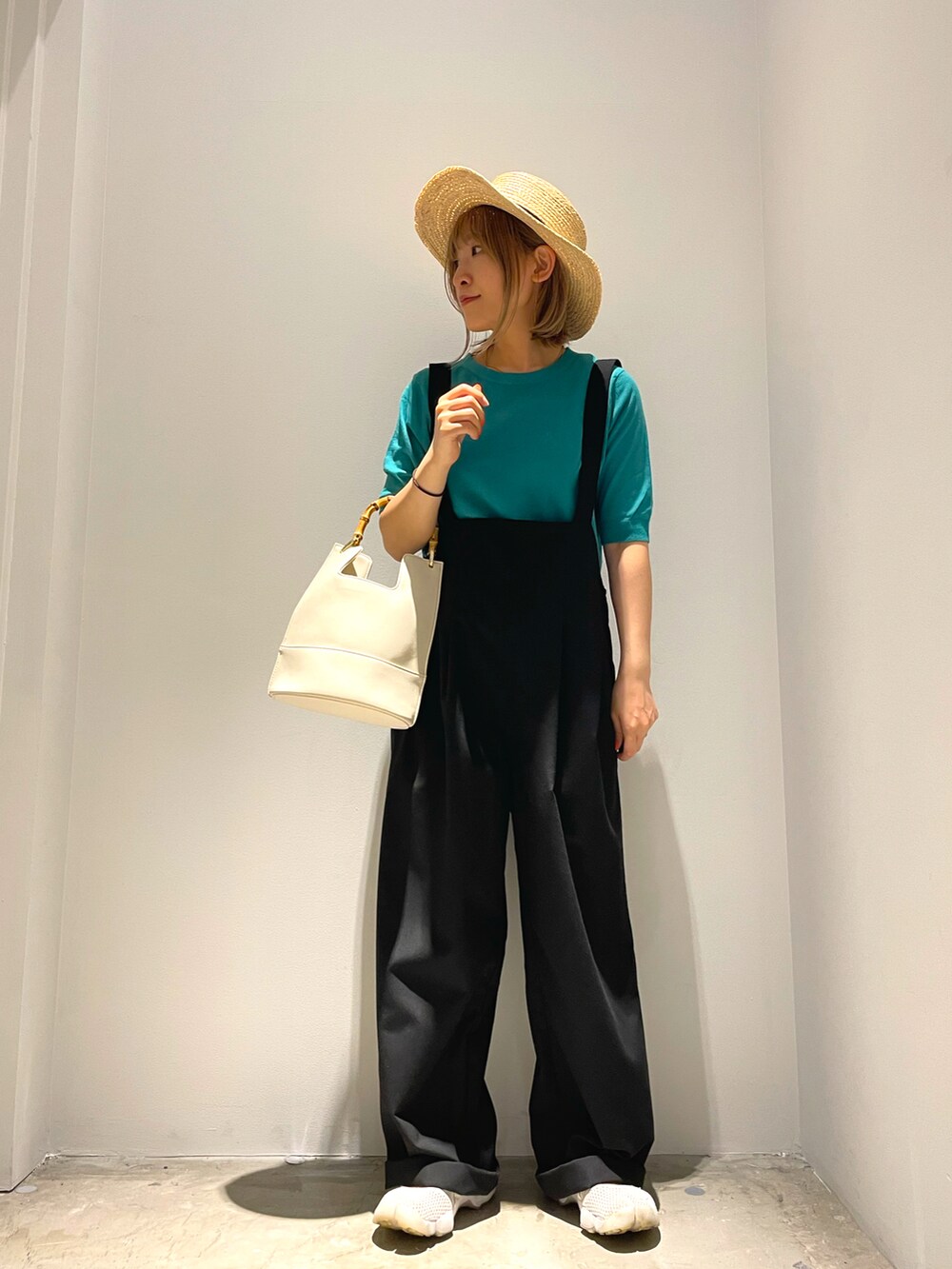 「初夏コーデ、カジュアル、低身長女子、大人カジュアル、カラーコーデ、サロペット、低身長、グリーン、カンカン帽」｜「AMERICAN HOLICのクルーネックニットプルオーバー（ニット/セーター、グリーン系）」を使った、suika☺︎さん（レディース・150cm）の春コーディネートの2枚目の写真