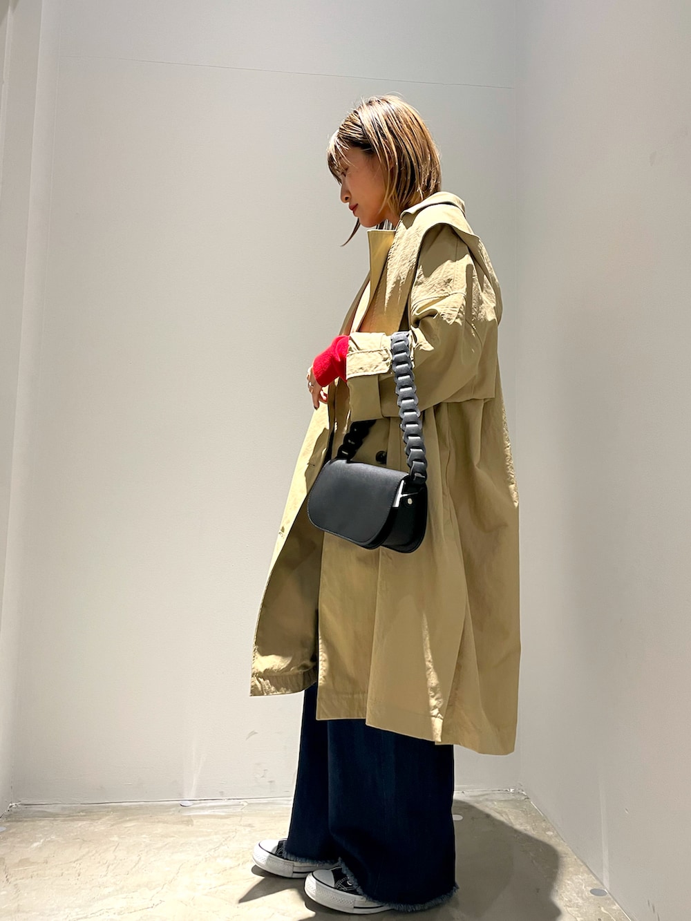 「春コーデ、トレンチコート、カーディガン、赤、カラーニット、デニム、低身長、低身長コーデ、バギーパンツ、コンバース、２ＷＡＹ、切りっぱなしデニム」｜「AMERICAN HOLICの撥水加工2WAYフード取り外しトレンチコート（トレンチコート、ベージュ系）」を使った、suika☺︎さん（レディース・150cm）の冬コーディネートの3枚目の写真