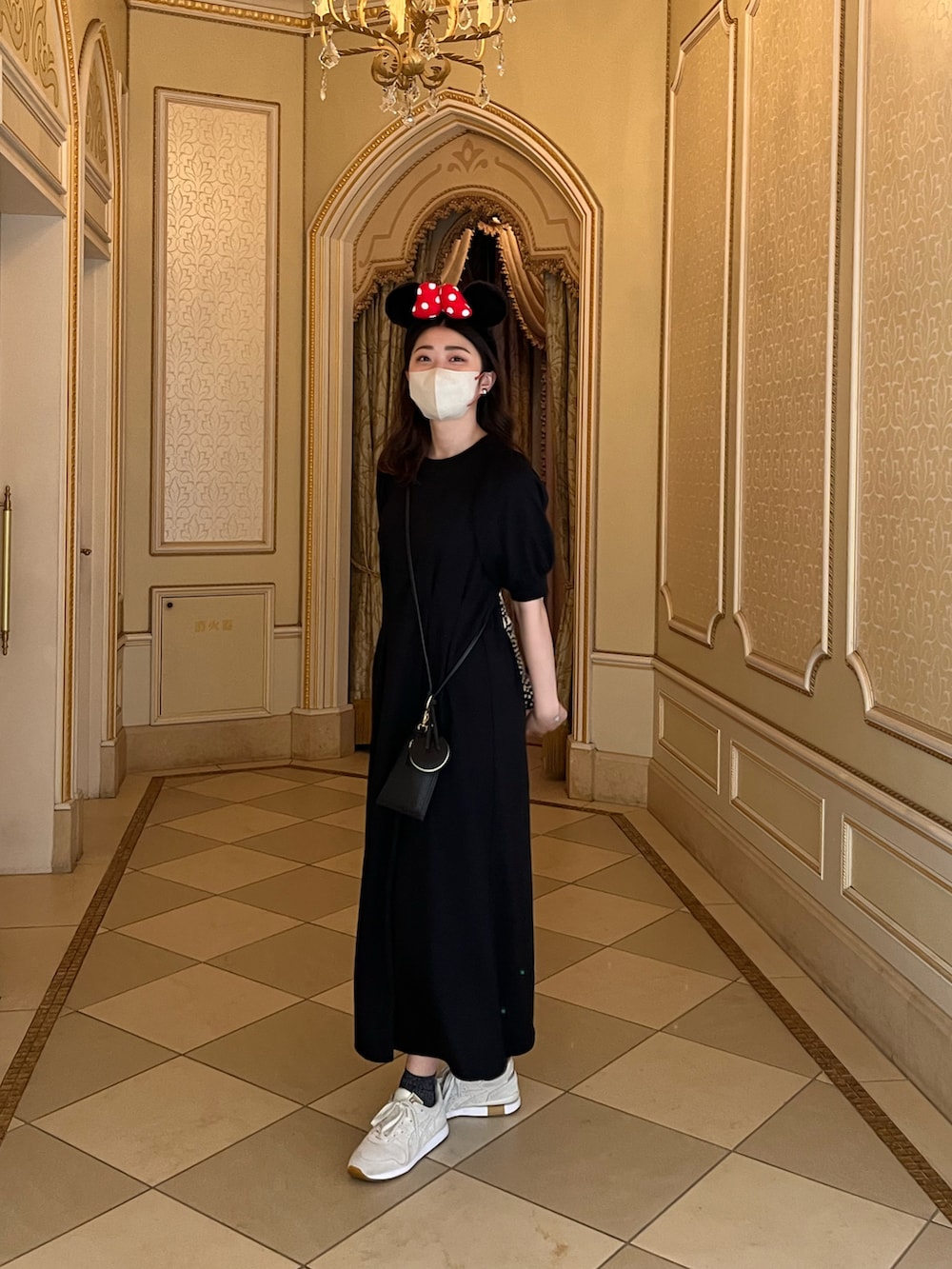 「このスタイルがお気に入り、ディズニーコーデ、アズールバイマウジー(AZUL by moussy)、オニツカタイガー、ワンピース、ワンピース×スニーカー、ブラックコーデ」｜「AZUL by moussyのWAIST TACK A-LINE CUT ONEPIECE/ウエストタックエーラインカットワンピース（ワンピース、ブラック系）」を使った、aiさん（レディース・168cm）の夏コーディネートの2枚目の写真