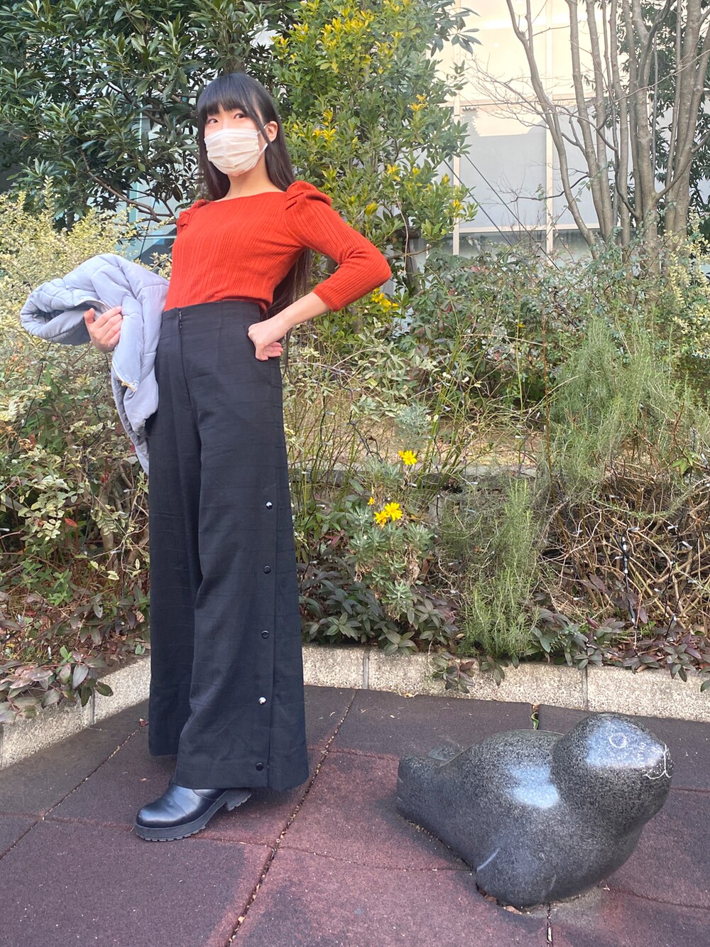 「休日スタイル、冬コーデ、RRR、レディアゼル、オトナカジュアル、murua、冬アウター」｜「REDYAZELのアイテム（Tシャツ/カットソー、オレンジ系）」を使った、小鳥りここさん（レディース・159cm）の冬コーディネートの2枚目の写真