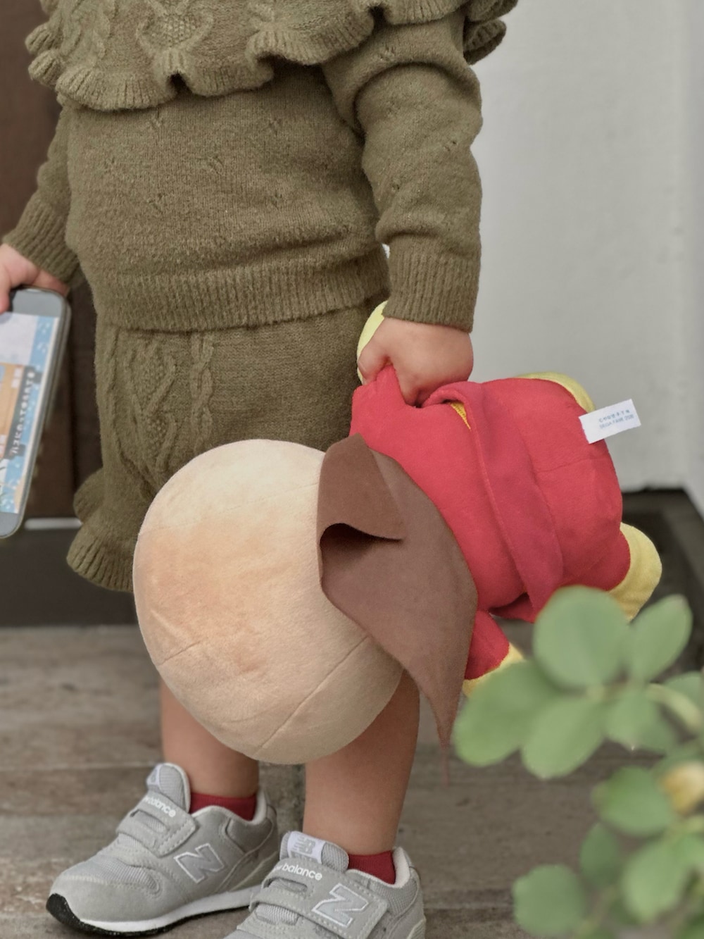 グレー系のスニーカーを着用したキッズの秋コーディネートの2枚目の写真