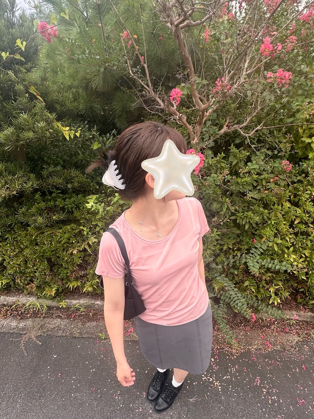 ピンク系のトップスを着用したレディースの秋コーディネートの3枚目の写真