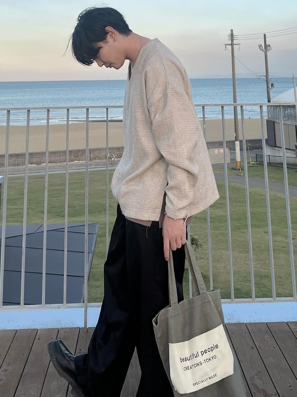 「秋コーデ、おしゃれさんと繋がりたい、大人カジュアル、ビッグシルエット、今日のコーデ、レイヤードスタイル、メンズファッション、シンプルコーデ、ootd、スウェット、ツイード、きれいめカジュアル、CASPER JOHN、remer、秋服まるっと大公開」｜「CASPER JOHNのTweed V-neck sweat/ツィードVネックスウェット（スウェット、ホワイト系）」を使った、ren. さん（メンズ・171cm）の秋コーディネートの2枚目の写真