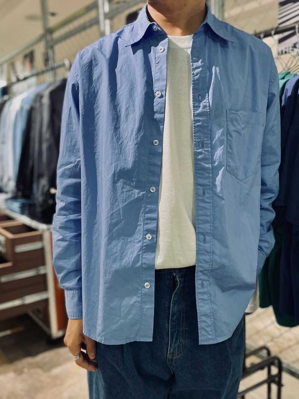 ブルー系のシャツ/ブラウス、ブルー系のデニムパンツ、ホワイト系のスニーカーを着用したメンズの冬コーディネートの2枚目の写真