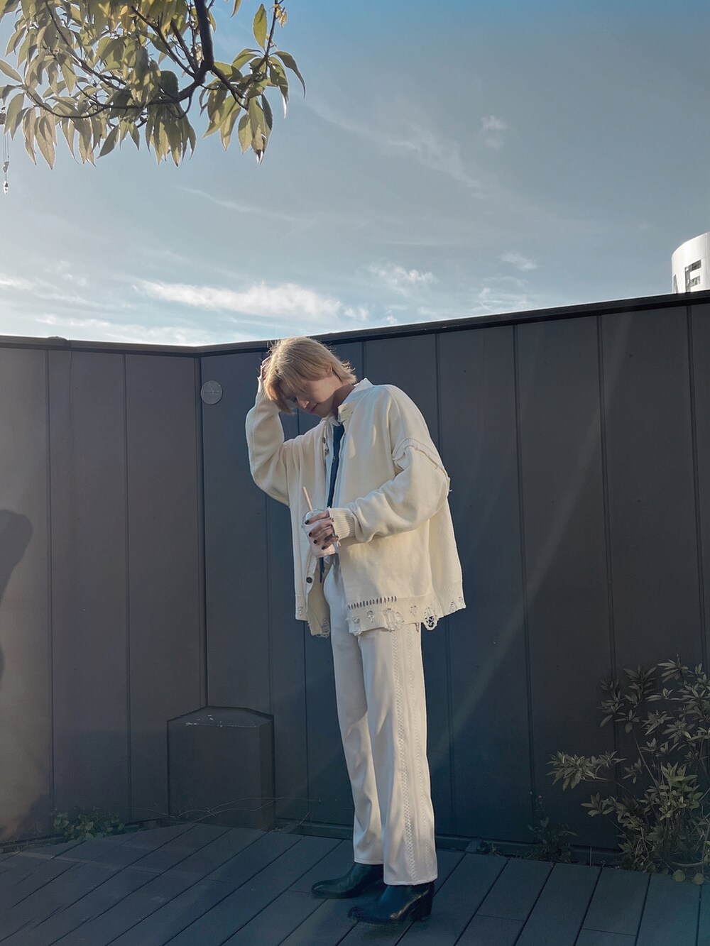 ホワイト系のカーディガン/ボレロ、ホワイト系のその他パンツ、その他のその他を着用したメンズの春コーディネートの2枚目の写真