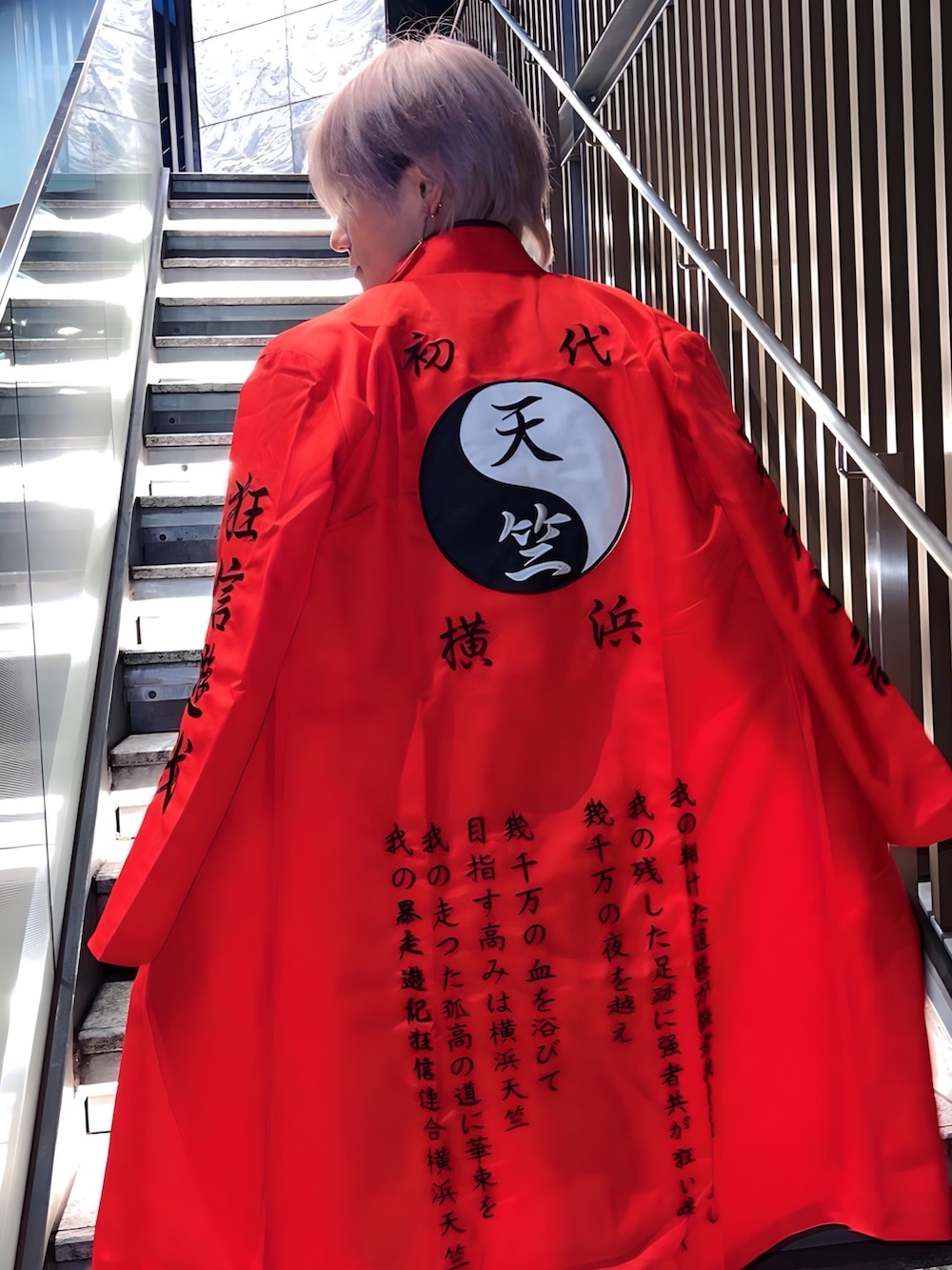 ブラック系のタンクトップ、レッド系のその他、その他のその他を着用したメンズの秋コーディネートの2枚目の写真