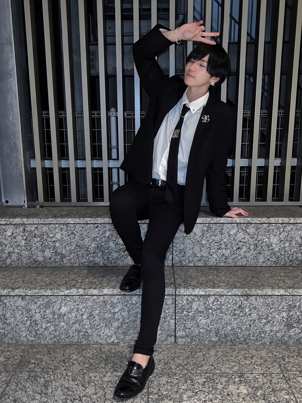 ブラック系のテーラードジャケット、ホワイト系のシャツ/ブラウス、ブラック系のパンツを着用したメンズの冬コーディネートの2枚目の写真