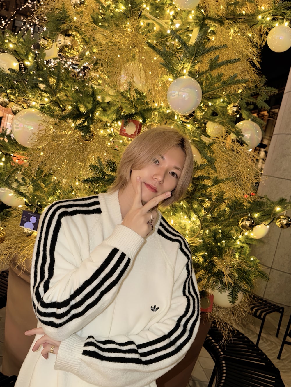 ホワイト系のブルゾン、その他のその他を着用したメンズの冬コーディネートの2枚目の写真