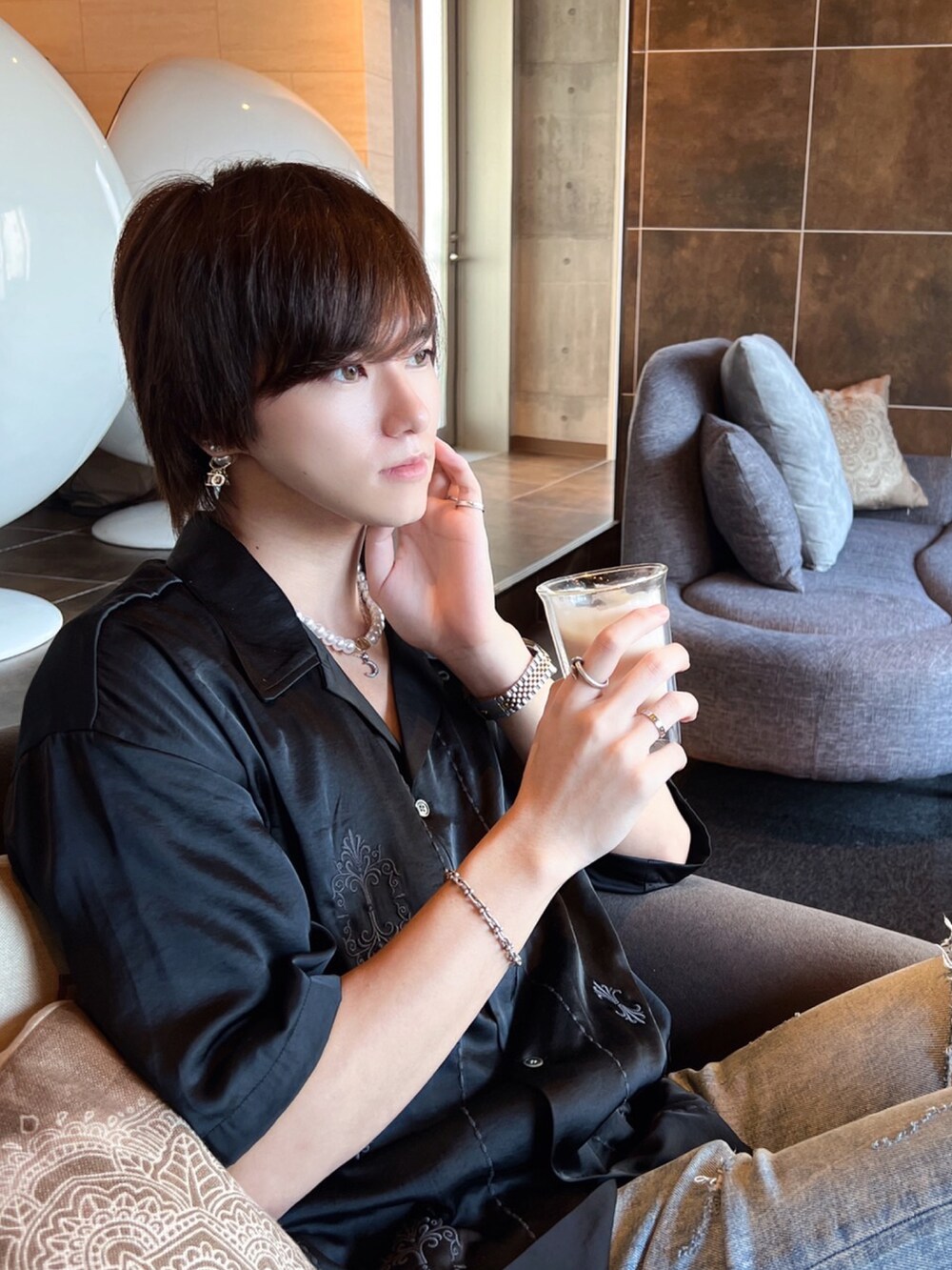 ブラック系のシャツ/ブラウスを着用したメンズの夏コーディネートの2枚目の写真