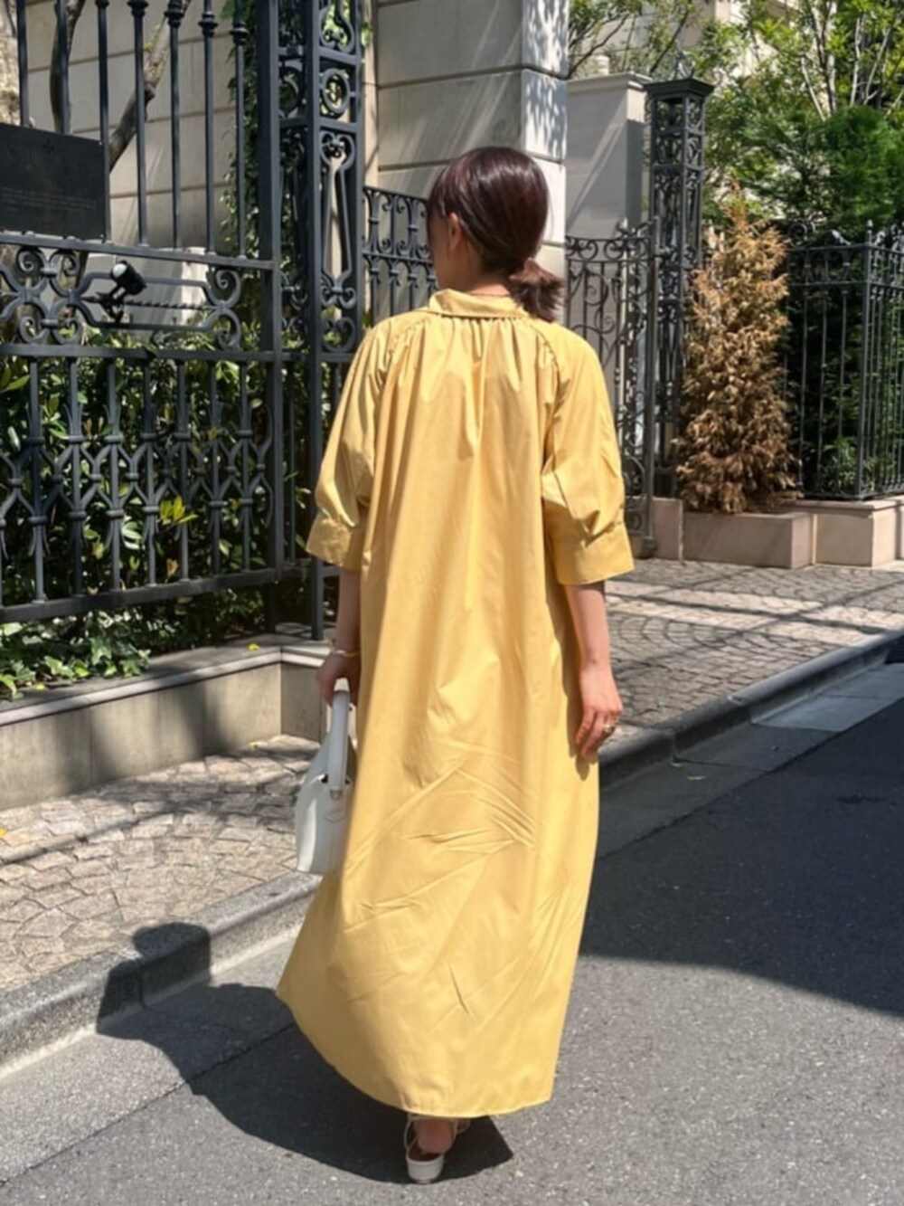 「大人カジュアル、最近のいい感じコーデ、ショルダーバッグ、春夏コーデ、シンプルコーデ、ワンピース、きれいめカジュアル、おでかけコーデ、オトナ女子、初夏コーデ、夏コーデ、休日スタイル、おしゃれさんと繋がりたい、大人ファッション、ワンピースコーデ」｜「un dix corsのビンテージライクワンショルダーバッグ（ショルダーバッグ、ホワイト系）」を使った、undixcors_officialさん（骨格ウェーブ・レディース・162cm）の春コーディネートの3枚目の写真