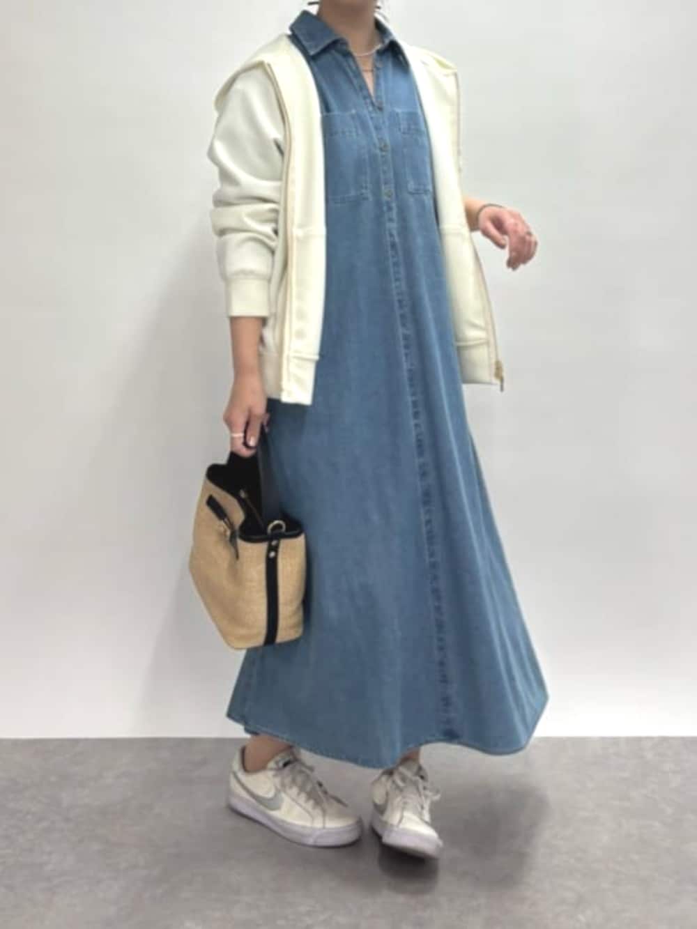 「春コーデ、春めき満開コーデ、春服コーデ、大人コーデ、大人可愛い、カジュアルコーデ、春、デニムコーデ、お花見コーデ、春服、デニム、ワンピーススタイル、スニーカーコーデ、パーカー、きれいめカジュアル」｜「un dix corsの《新色追加》ダンボールコンパクトパーカー（パーカー、ホワイト系）」を使った、undixcors_officialさん（骨格ナチュラル・レディース・157cm）の春コーディネートの3枚目の写真