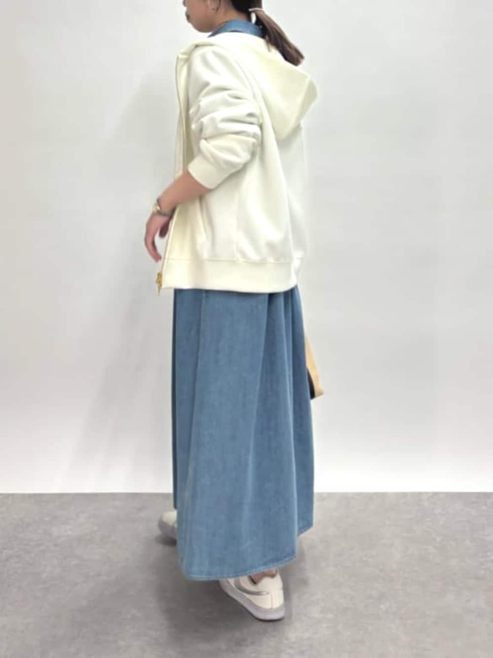 「春コーデ、春めき満開コーデ、春服コーデ、大人コーデ、大人可愛い、カジュアルコーデ、春、デニムコーデ、お花見コーデ、春服、デニム、ワンピーススタイル、スニーカーコーデ、パーカー、きれいめカジュアル」｜「un dix corsの《新色追加》ダンボールコンパクトパーカー（パーカー、ホワイト系）」を使った、undixcors_officialさん（骨格ナチュラル・レディース・157cm）の春コーディネートの4枚目の写真