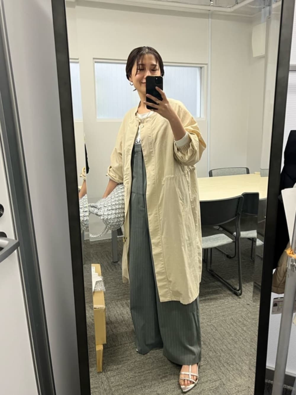 「ロンT、春コーデ、おでかけコーデ、オトナ女子、オトナカジュアル、パンツコーデ、春、ラクチンコーデ、大人可愛い、大人かわいい、おしゃれさんと繋がりたい、オトナカワイイ、大人コーデ、はるコーデ、春カラー」｜「un dix corsのシルケット風ロゴロンＴ（Tシャツ/カットソー、ホワイト系）」を使った、undixcors_officialさん（骨格ウェーブ・レディース・162cm）の春コーディネートの2枚目の写真