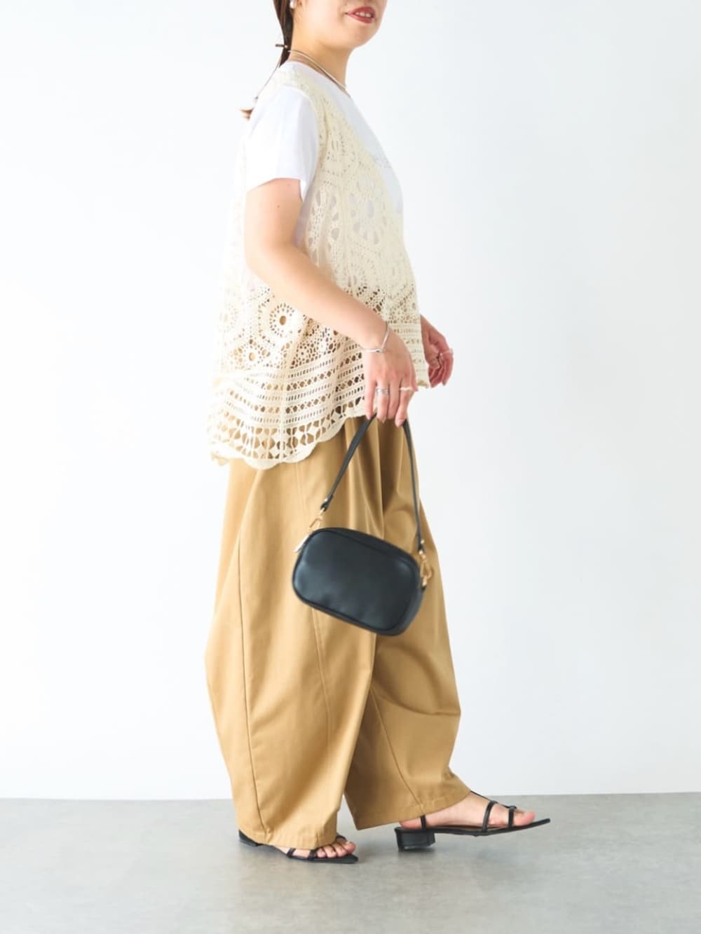 「大人カジュアル、最近のいい感じコーデ、ショルダーバッグ、春夏コーデ、淡色コーデ、レイヤードスタイル、きれいめカジュアル、休日スタイル、パンツスタイル、おでかけコーデ、オトナ女子、初夏コーデ、夏コーデ、おしゃれさんと繋がりたい、大人ファッション」｜「un dix corsの《デイリーに着回せる！》カーブチノパンツ（チノパンツ、イエロー系）」を使った、undixcors_officialさん（骨格ナチュラル・レディース・157cm）の春コーディネートの3枚目の写真