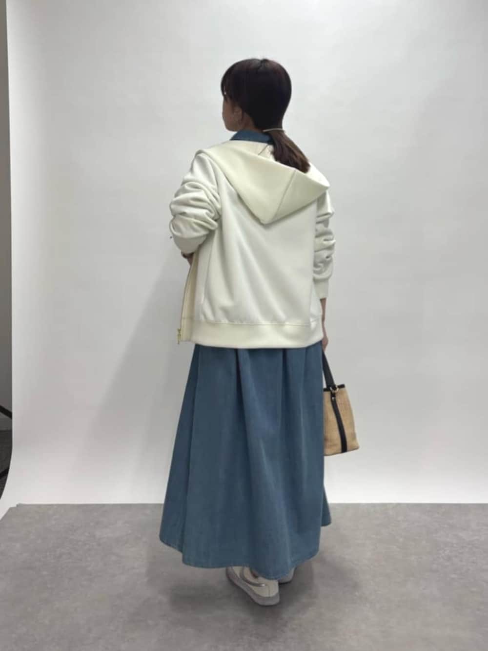 「春コーデ、春めき満開コーデ、春服コーデ、大人コーデ、大人可愛い、カジュアルコーデ、春、デニムコーデ、お花見コーデ、春服、デニム、ワンピーススタイル、スニーカーコーデ、パーカー、きれいめカジュアル」｜「un dix corsの《新色追加》ダンボールコンパクトパーカー（パーカー、ホワイト系）」を使った、undixcors_officialさん（骨格ナチュラル・レディース・157cm）の春コーディネートの6枚目の写真
