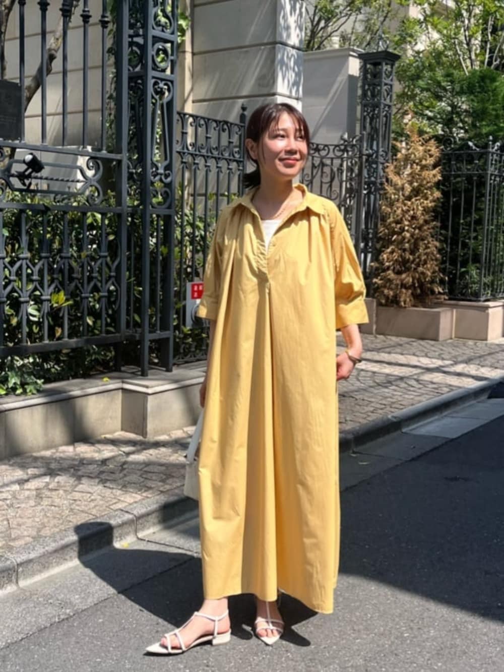「大人カジュアル、最近のいい感じコーデ、ショルダーバッグ、春夏コーデ、シンプルコーデ、ワンピース、きれいめカジュアル、おでかけコーデ、オトナ女子、初夏コーデ、夏コーデ、休日スタイル、おしゃれさんと繋がりたい、大人ファッション、ワンピースコーデ」｜「un dix corsのビンテージライクワンショルダーバッグ（ショルダーバッグ、ホワイト系）」を使った、undixcors_officialさん（骨格ウェーブ・レディース・162cm）の春コーディネートの5枚目の写真