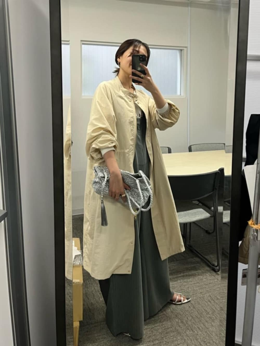 「ロンT、春コーデ、おでかけコーデ、オトナ女子、オトナカジュアル、パンツコーデ、春、ラクチンコーデ、大人可愛い、大人かわいい、おしゃれさんと繋がりたい、オトナカワイイ、大人コーデ、はるコーデ、春カラー」｜「un dix corsのシルケット風ロゴロンＴ（Tシャツ/カットソー、ホワイト系）」を使った、undixcors_officialさん（骨格ウェーブ・レディース・162cm）の春コーディネートの4枚目の写真
