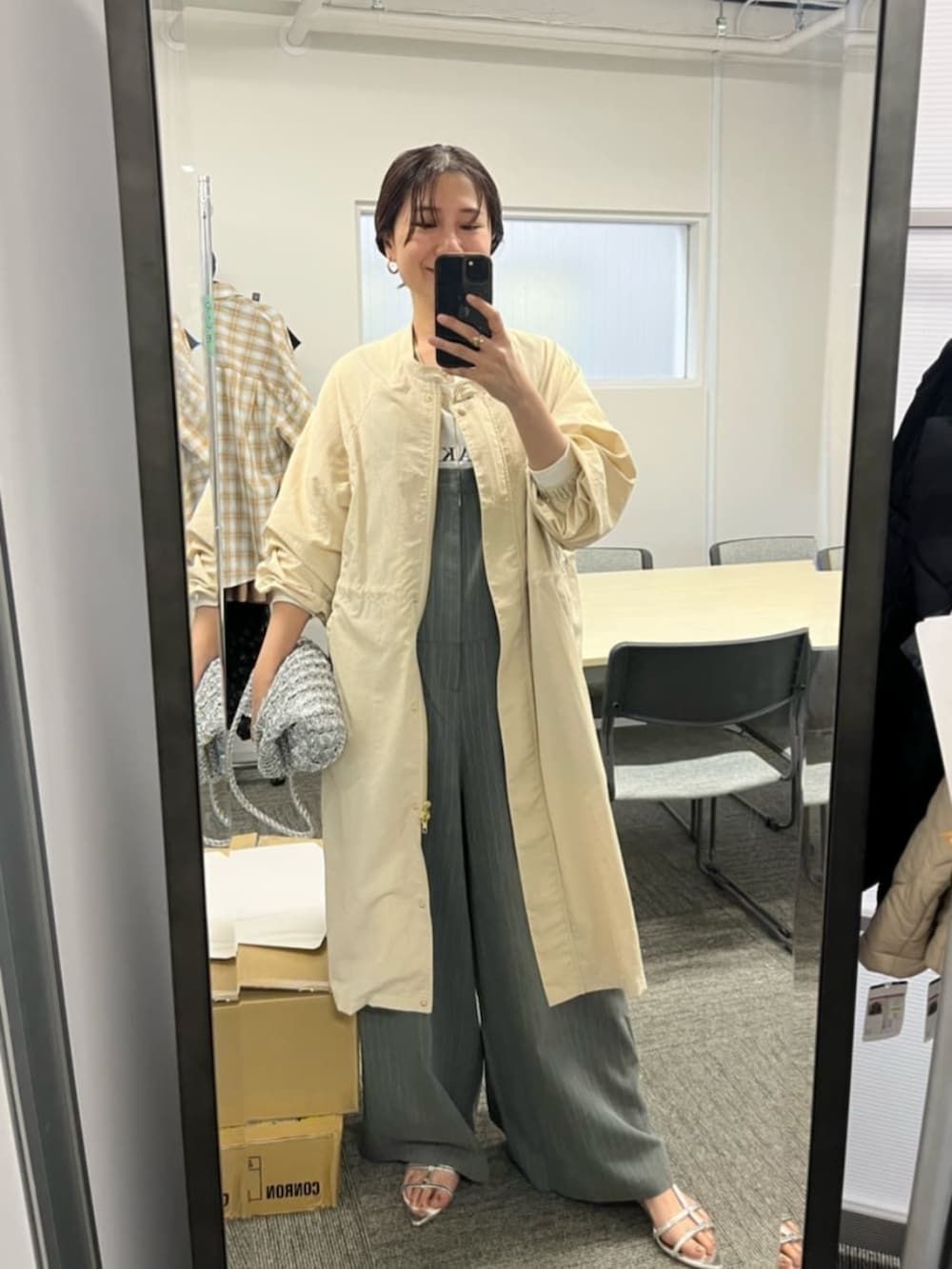 「ロンT、春コーデ、おでかけコーデ、オトナ女子、オトナカジュアル、パンツコーデ、春、ラクチンコーデ、大人可愛い、大人かわいい、おしゃれさんと繋がりたい、オトナカワイイ、大人コーデ、はるコーデ、春カラー」｜「un dix corsのシルケット風ロゴロンＴ（Tシャツ/カットソー、ホワイト系）」を使った、undixcors_officialさん（骨格ウェーブ・レディース・162cm）の春コーディネートの3枚目の写真