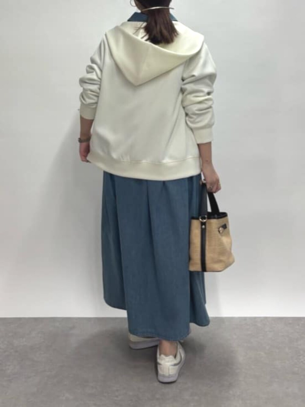 「春コーデ、春めき満開コーデ、春服コーデ、大人コーデ、大人可愛い、カジュアルコーデ、春、デニムコーデ、お花見コーデ、春服、デニム、ワンピーススタイル、スニーカーコーデ、パーカー、きれいめカジュアル」｜「un dix corsの《新色追加》ダンボールコンパクトパーカー（パーカー、ホワイト系）」を使った、undixcors_officialさん（骨格ナチュラル・レディース・157cm）の春コーディネートの5枚目の写真