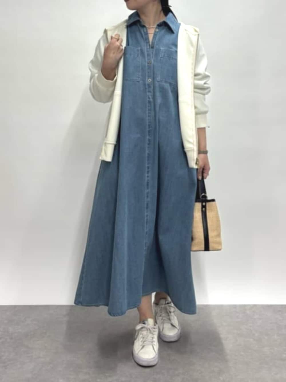 「春コーデ、春めき満開コーデ、春服コーデ、大人コーデ、大人可愛い、カジュアルコーデ、春、デニムコーデ、お花見コーデ、春服、デニム、ワンピーススタイル、スニーカーコーデ、パーカー、きれいめカジュアル」｜「un dix corsの《新色追加》ダンボールコンパクトパーカー（パーカー、ホワイト系）」を使った、undixcors_officialさん（骨格ナチュラル・レディース・157cm）の春コーディネートの2枚目の写真