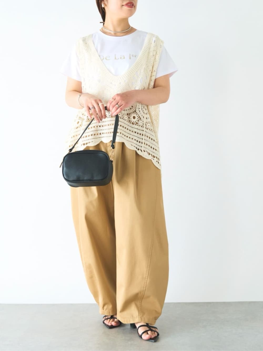 「大人カジュアル、最近のいい感じコーデ、ショルダーバッグ、春夏コーデ、淡色コーデ、レイヤードスタイル、きれいめカジュアル、休日スタイル、パンツスタイル、おでかけコーデ、オトナ女子、初夏コーデ、夏コーデ、おしゃれさんと繋がりたい、大人ファッション」｜「un dix corsの《デイリーに着回せる！》カーブチノパンツ（チノパンツ、イエロー系）」を使った、undixcors_officialさん（骨格ナチュラル・レディース・157cm）の春コーディネートの2枚目の写真
