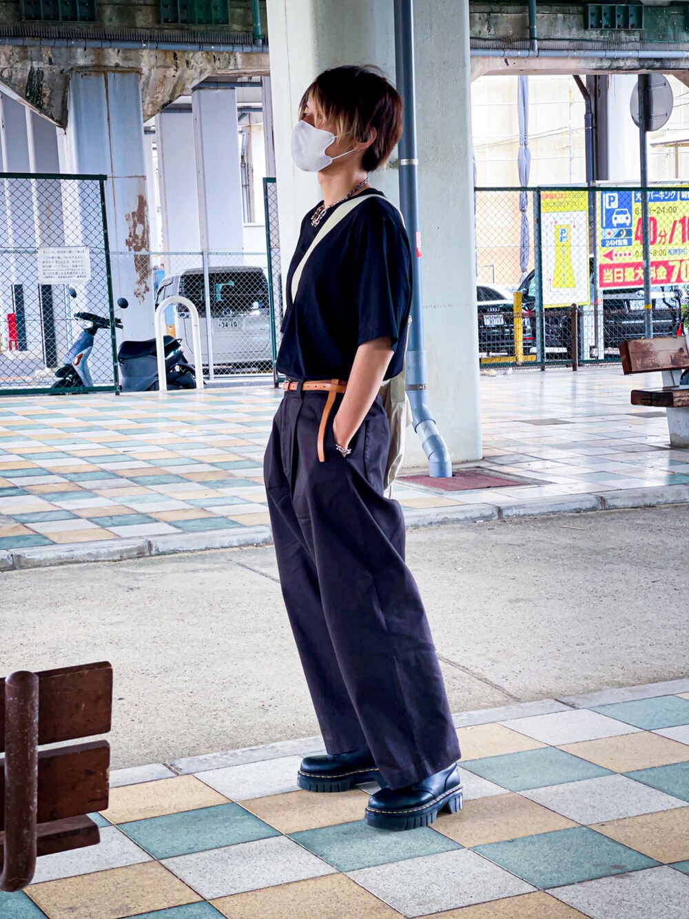 「シンプルコーデ、バギーパンツ、WYM、UNIQLOコーデ、ブラックコーデ、呪術廻戦」｜「UNIQLOのアイテム（Tシャツ/カットソー、ブラック系）」を使った、キョウヘイ・ザ・ワールドさん（メンズ・171cm）の秋コーディネートの2枚目の写真
