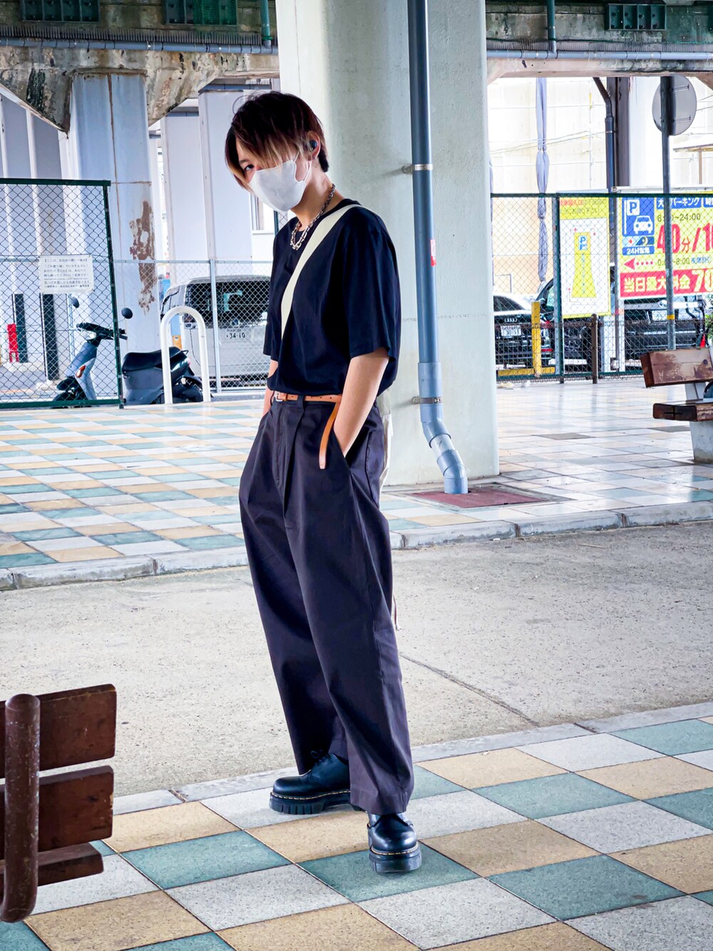 「シンプルコーデ、バギーパンツ、WYM、UNIQLOコーデ、ブラックコーデ、呪術廻戦」｜「UNIQLOのアイテム（Tシャツ/カットソー、ブラック系）」を使った、キョウヘイ・ザ・ワールドさん（メンズ・171cm）の秋コーディネートの3枚目の写真