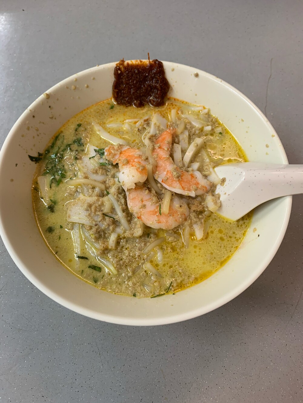 グレー系のTシャツ/カットソー、グレー系のサンダル、ベージュ系のショルダーバッグを着用したレディースの夏コーディネートの4枚目の写真