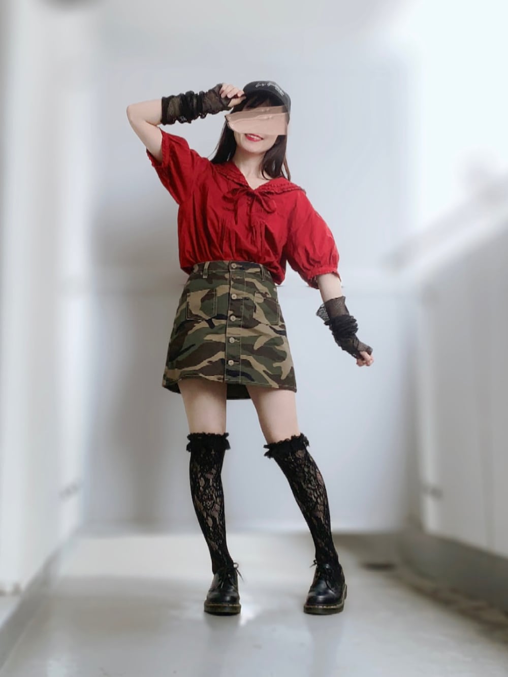 レッド系のシャツ/ブラウス、グリーン系のスカート、ブラック系のドレスシューズを着用したレディースの夏コーディネートの2枚目の写真