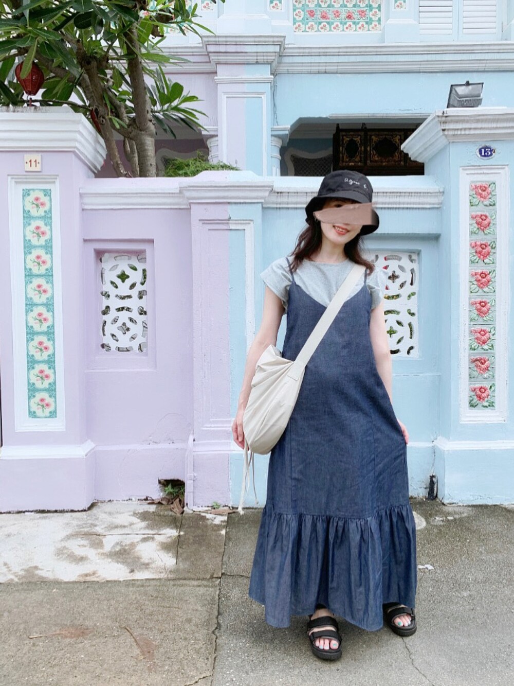 グレー系のTシャツ/カットソー、グレー系のサンダル、ベージュ系のショルダーバッグを着用したレディースの夏コーディネートの2枚目の写真