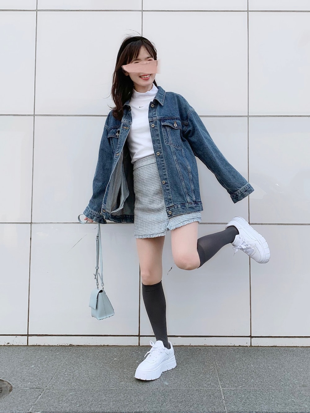 「オトナカジュアル、デニムジャケット、ツイード、ミニスカート、ナイキ、ハイネック、スニーカー、ハイソックス、スニーカーコーデ、ゆみっつ春のロゴまつり2023」｜「SLOBE IENAのLE DENIM × MARITAS BIG Gジャン【洗濯機使用可能】◆（デニムジャケット、ブルー系）」を使った、ぱぴさん（レディース・152cm）の春コーディネートの2枚目の写真
