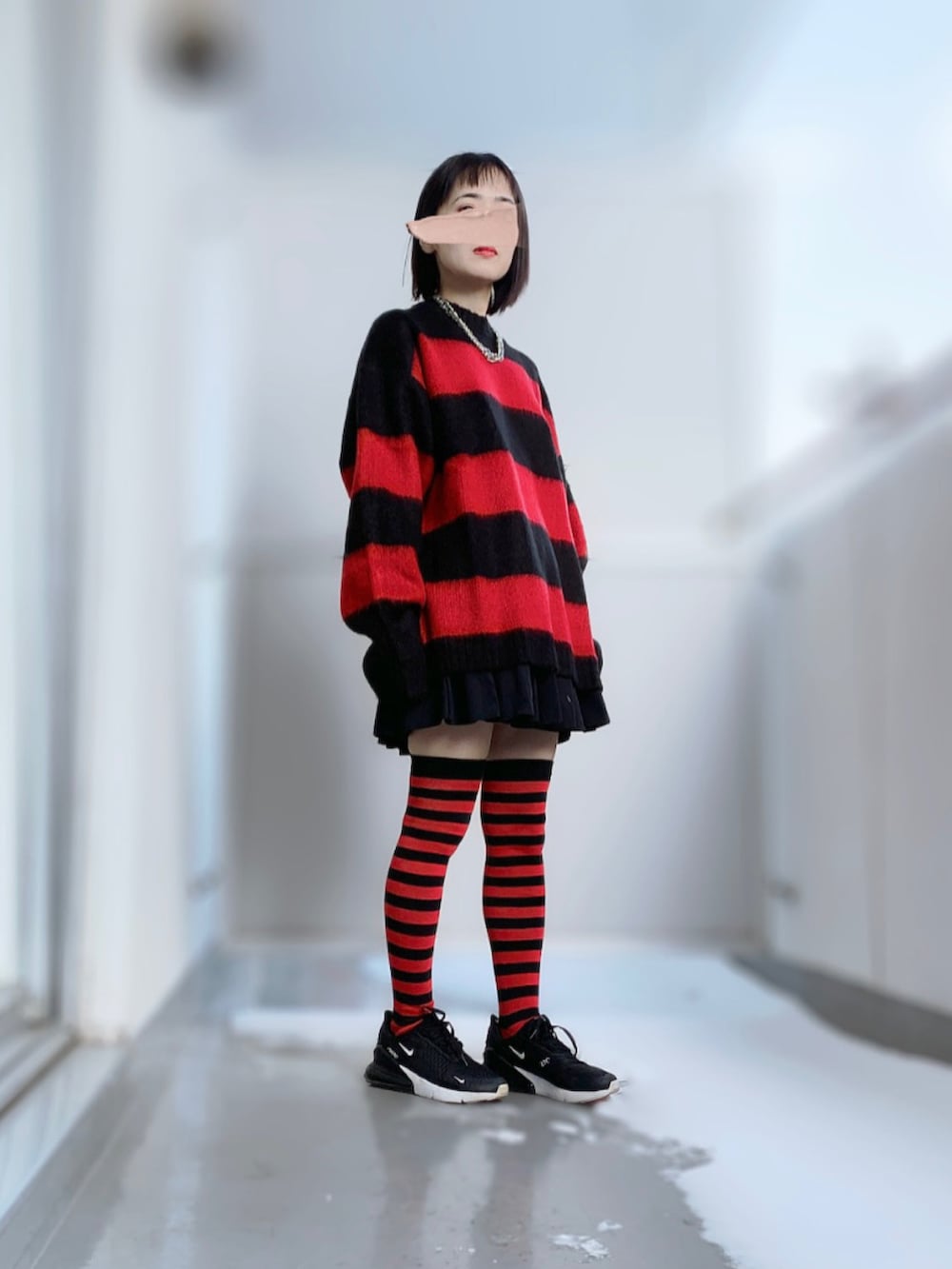 ブラック系のニット/セーター、ブラック系のスカート、ブラック系のソックス/靴下を着用したレディースの冬コーディネートの2枚目の写真