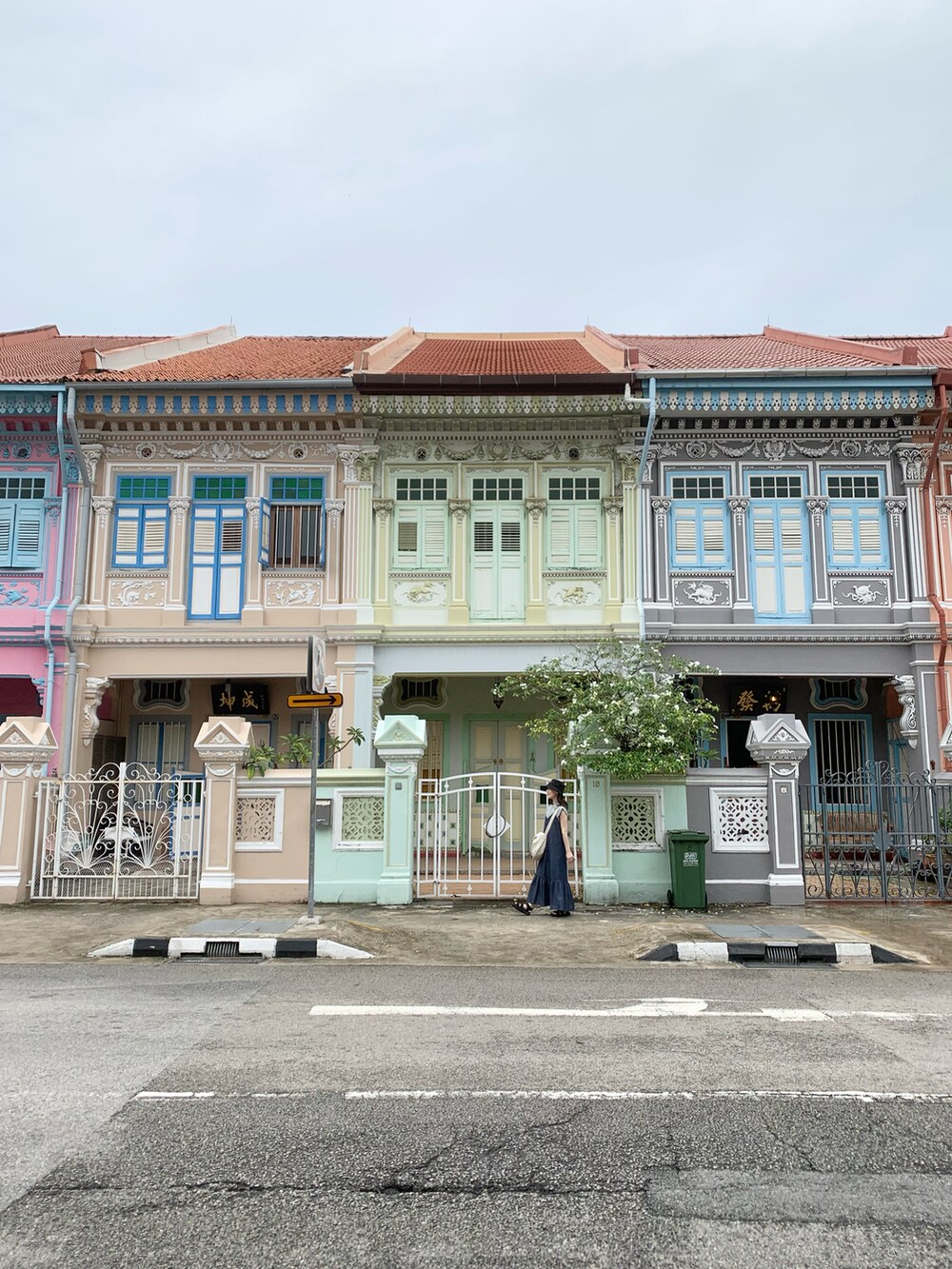 グレー系のTシャツ/カットソー、グレー系のサンダル、ベージュ系のショルダーバッグを着用したレディースの夏コーディネートの3枚目の写真