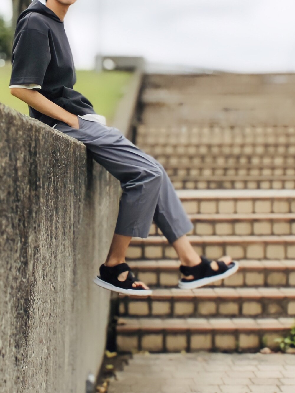 グレー系のTシャツ/カットソー、ブルー系のTシャツ/カットソー、グレー系のその他パンツを着用したメンズの夏コーディネートの2枚目の写真