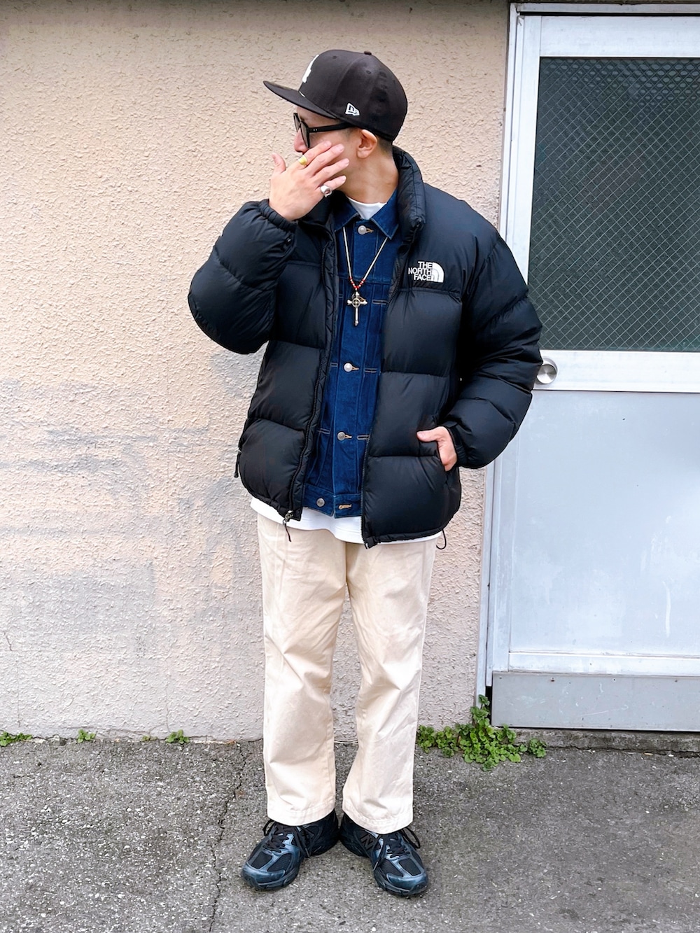 「黒キャップ、NEW ERA、ダウンジャケット、ヌプシ、THE NORTH FACE、デニムジャケット、FREAK’Ｓ STORE、チノパン、UNIQLO、スニーカー、New Balance、休日スタイル、ストリート、アメカジ、古着MIX」｜「NEW ERAのアイテム（キャップ、ブラック系）」を使った、91さん（メンズ・173cm）の冬コーディネートの2枚目の写真