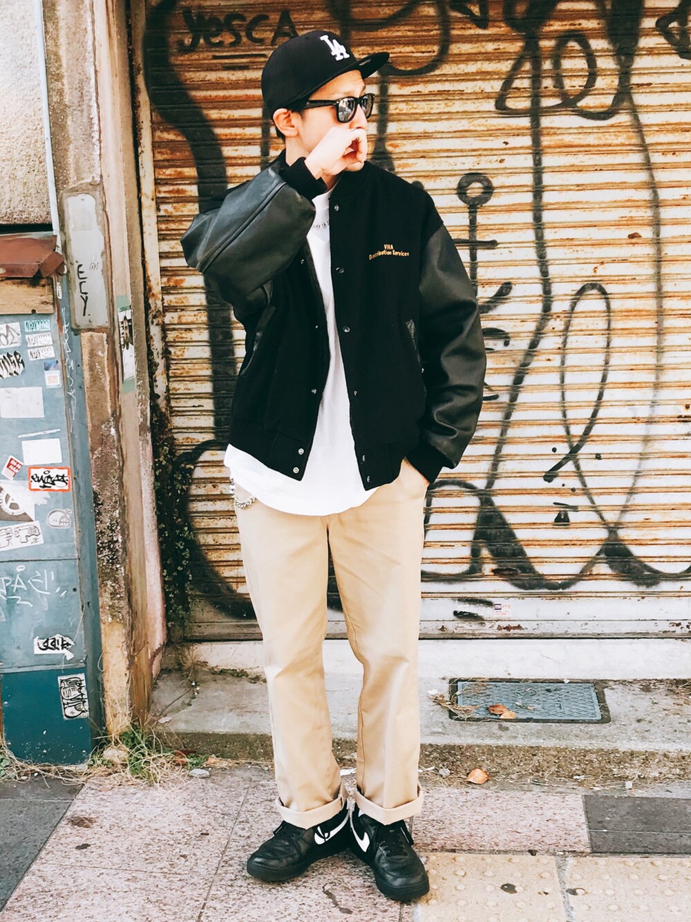「スタジャン、NIKE、チノパン、キャップ、ストリート、Dickies、NEW ERA、オーバーサイズ、ユニクロ、古着MIX、ロールアップ、ワークパンツ、エアフォースワン、未来のWEARISTAプロジェクト、休日スタイル」｜「NEW ERAのアイテム（キャップ、ブラック系）」を使った、91さん（メンズ・173cm）の秋コーディネートの2枚目の写真
