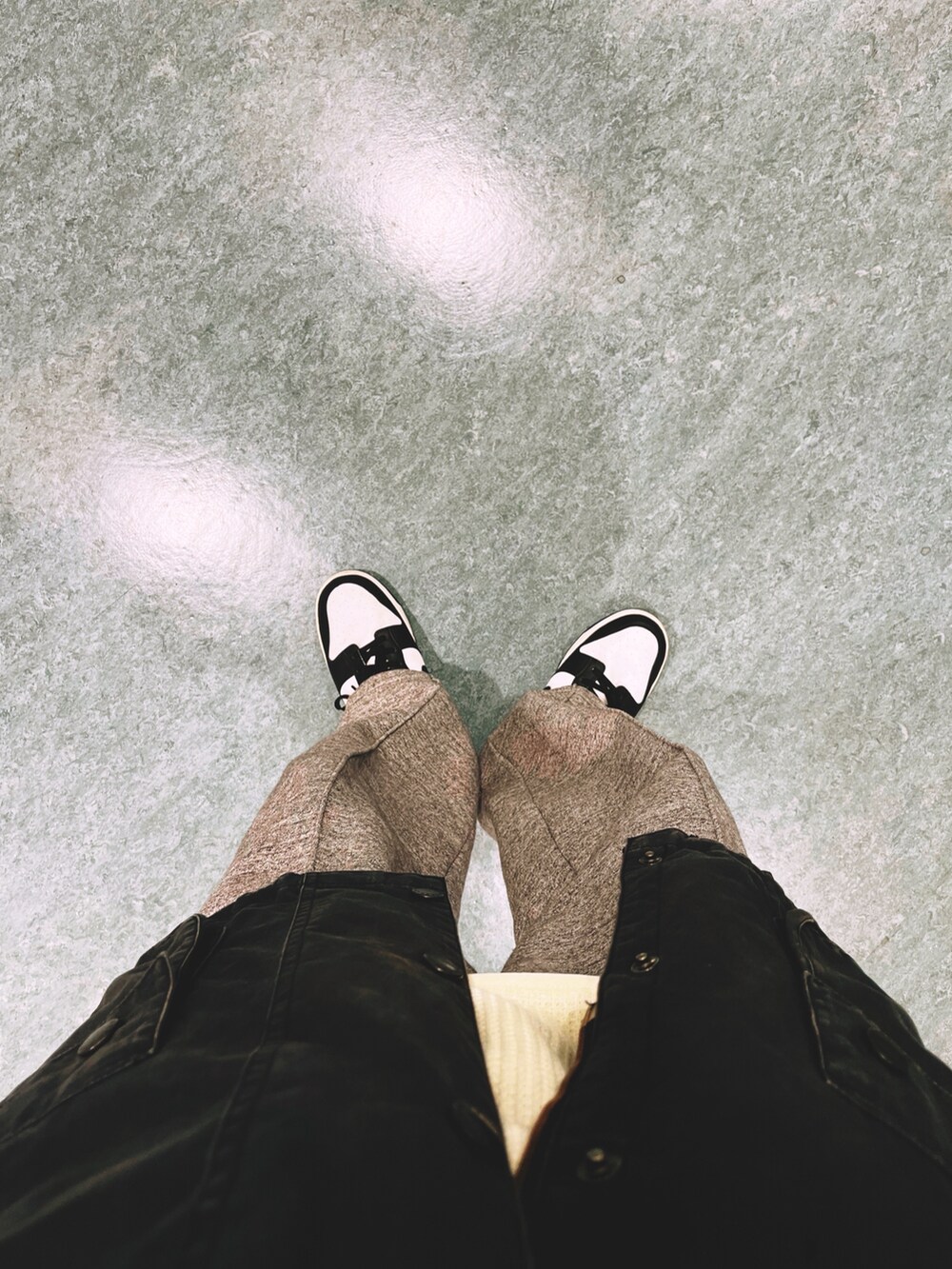 ブラック系のジャケット/アウター、グレー系のスウェットパンツ、ブラック系のスニーカーを着用したメンズの冬コーディネートの2枚目の写真