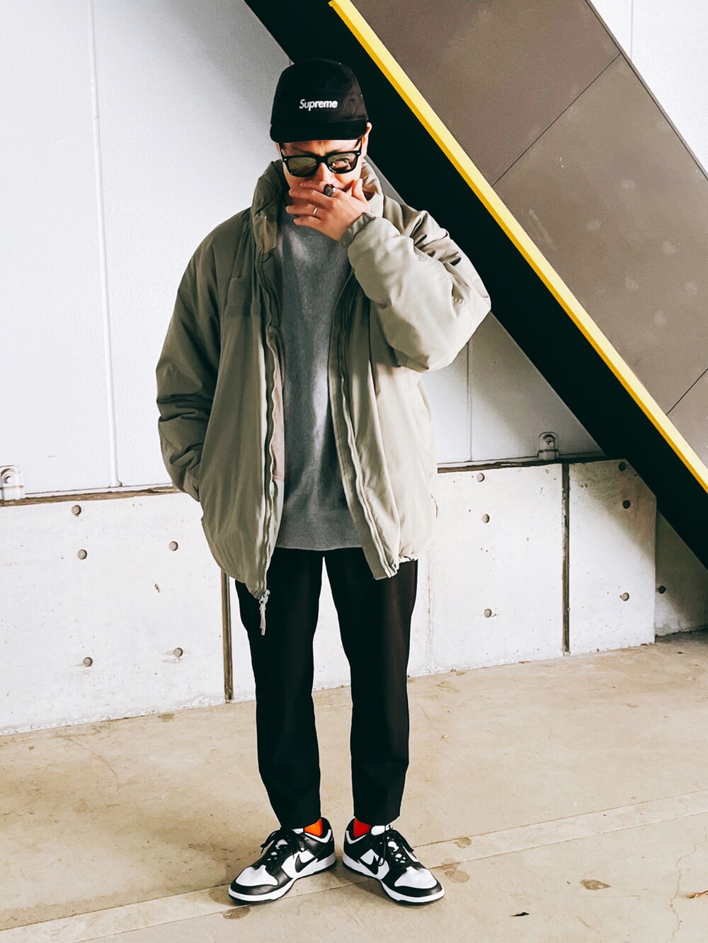 「キャップ、ジェットキャップ、supreme、ミリタリージャケット、level7、ECWCS、スウェット、スラックス、GU、オレンジ、NIKE、dunk、ストリート、古着MIX、streetstyle」｜「Supreme のアイテム（キャップ、ブラック系）」を使った、91さん（メンズ・173cm）の冬コーディネートの2枚目の写真