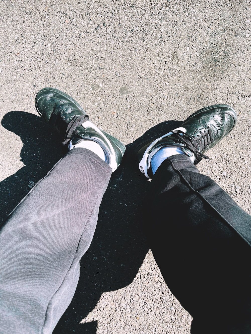 ブラック系のジャケット/アウター、ブラック系のスウェットパンツ、ブラック系のスニーカーを着用したメンズの冬コーディネートの3枚目の写真