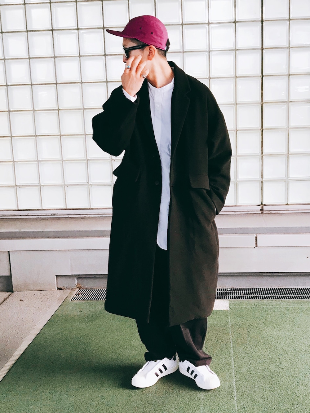 「ジェットキャップ、パープル、モノトーン、コート、ノーカラーシャツ、スーパースター、スウェットギャザーパンツ、UNIQLO、ストリート、スウェットパンツ、白スニーカー、白シャツ、キャップ、ビッグシルエット、UNIQLO U」｜「THE NORTH FACEのザ・ノース・フェイス ファイブパネルキャップ（キャップ、パープル系）」を使った、91さん（メンズ・173cm）の冬コーディネートの2枚目の写真