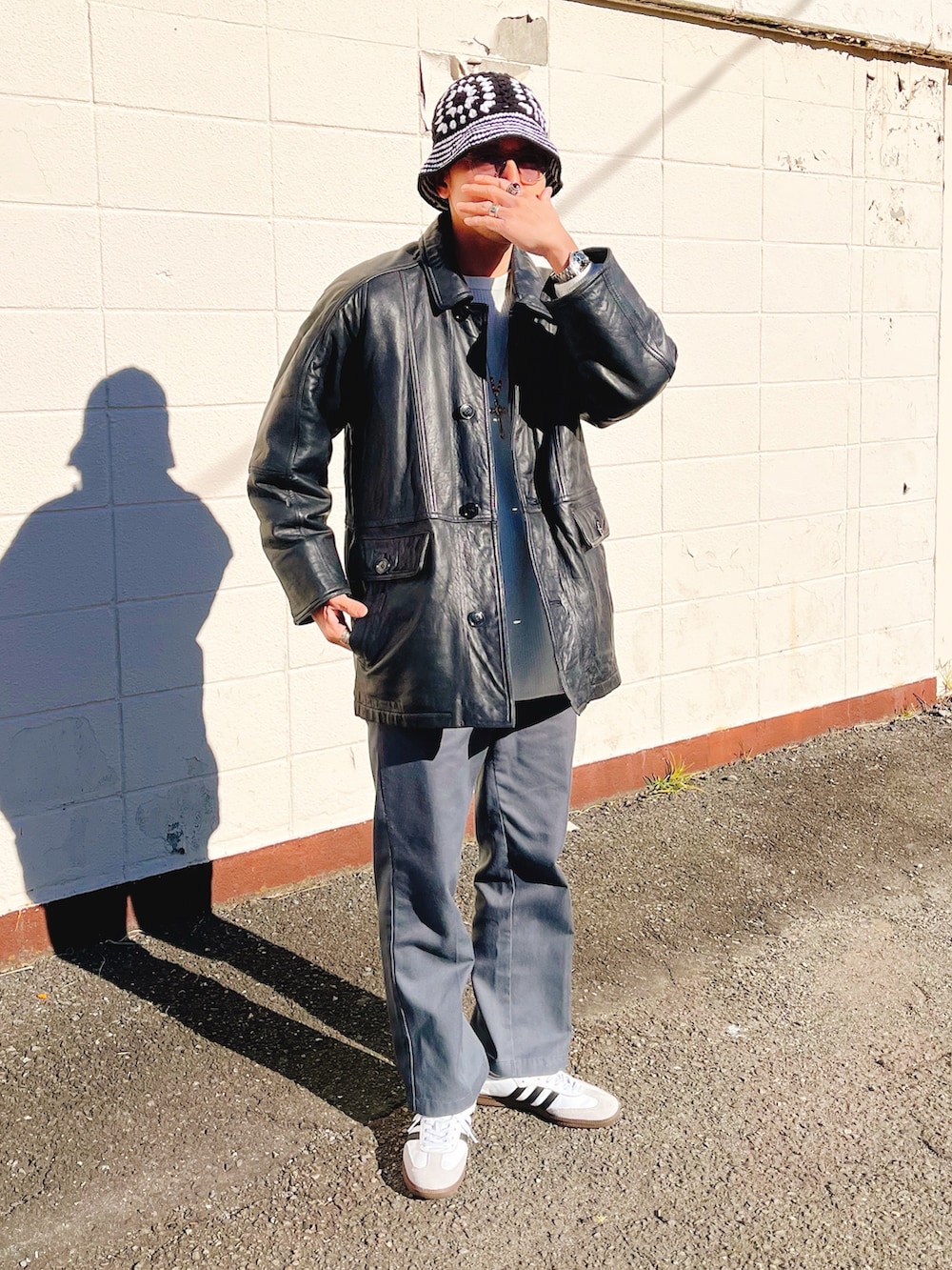 ブラック系のジャケット/アウター、グレー系のパンツ、ホワイト系のスニーカーを着用したメンズの冬コーディネートの2枚目の写真